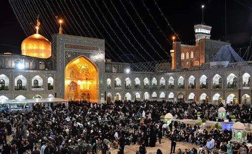 مراسم احیای شب بیست ویکم ماه مبارک رمضان در حرم مطهر امام رضا (ع)/عکس:رامین صفاری