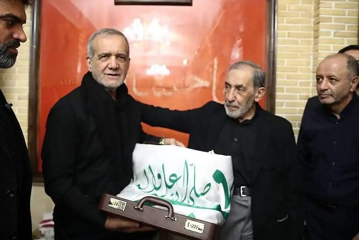 هدیه خاص علی اکبر ولایتی به مسعود پزشکیان/ عکس