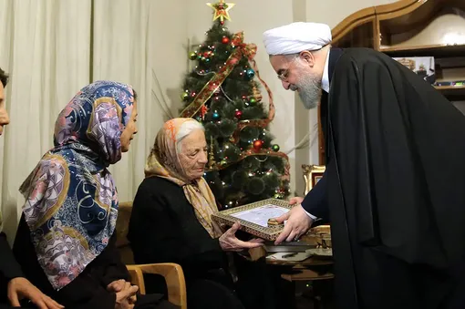 دکتر روحانی در آستانه میلاد حضرت عیسی مسیح(ع) و در دیدار خانواده شهید ژرژ کشیش هارطون / منبع : president.ir