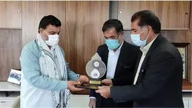 تقدیر مسئولین بنیاد شهید و ستاد یادواره شهدای اردکان از مدیرعامل شرکت آهن و فولاد ارفع