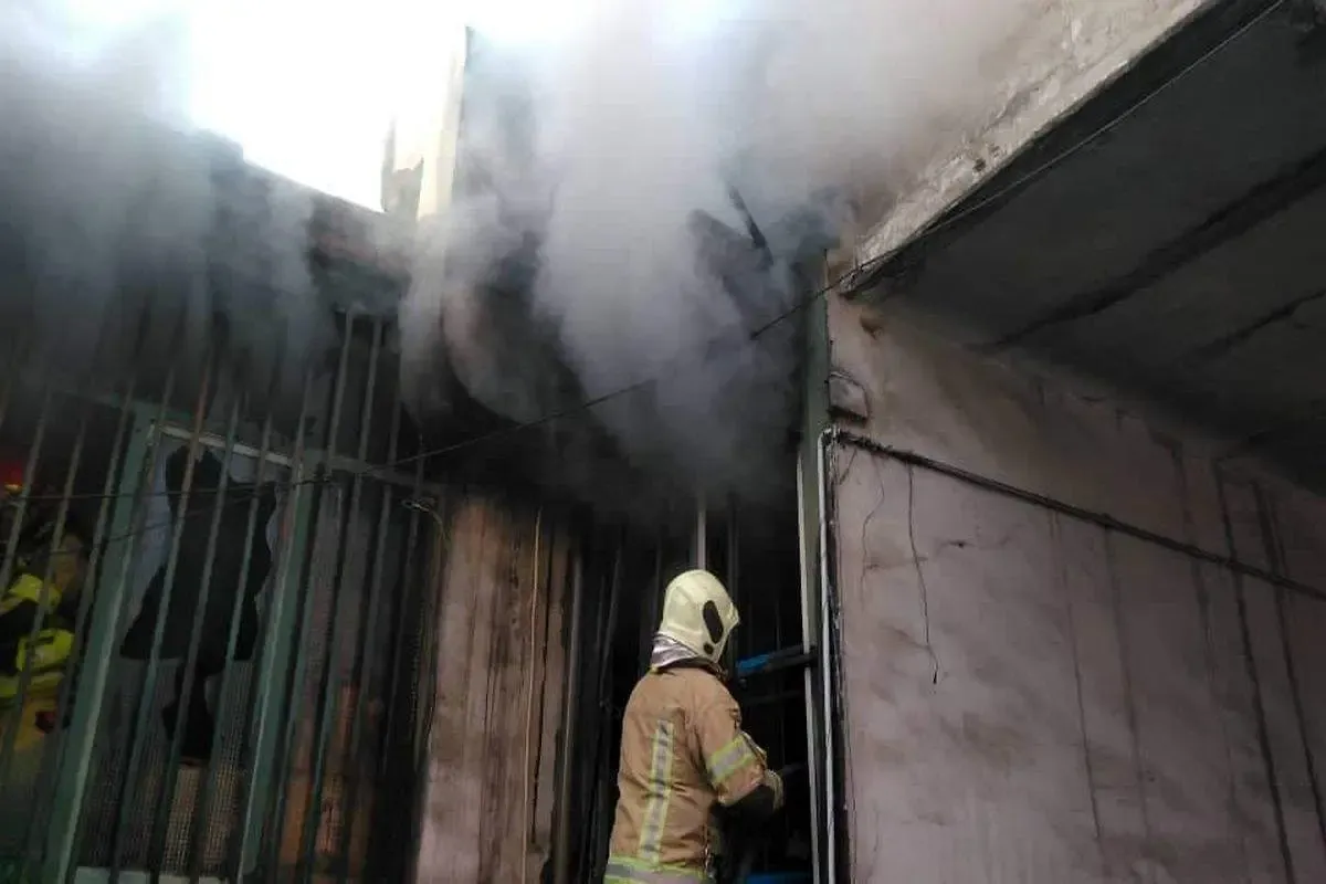 آتش‌سوزی گسترده در خیابان رازی تهران/ 10 نفر تا کنون دچار سانحه شده‌اند/ خیابان مولوی مسدود شد