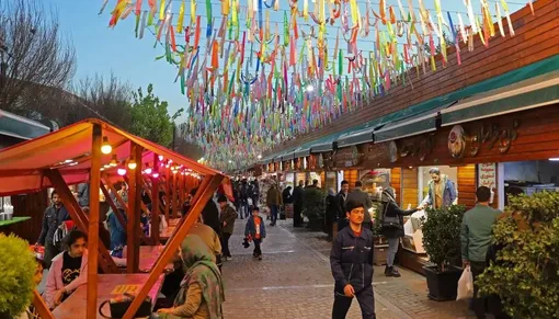 عکسی از منظره زیبای خیابان باب همایون در دوران ناصرالدین شاه