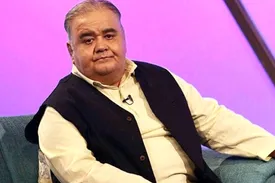 بی‌تابی مجید صالحی مقابل منزل مرحوم اکبر عبدی/ فیلم
