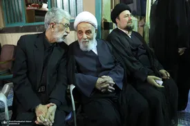 گپ و گفت ناطق نوری و حدادعادل در یک مراسم ختم/ روحانی معروف هم بود+ عکس
