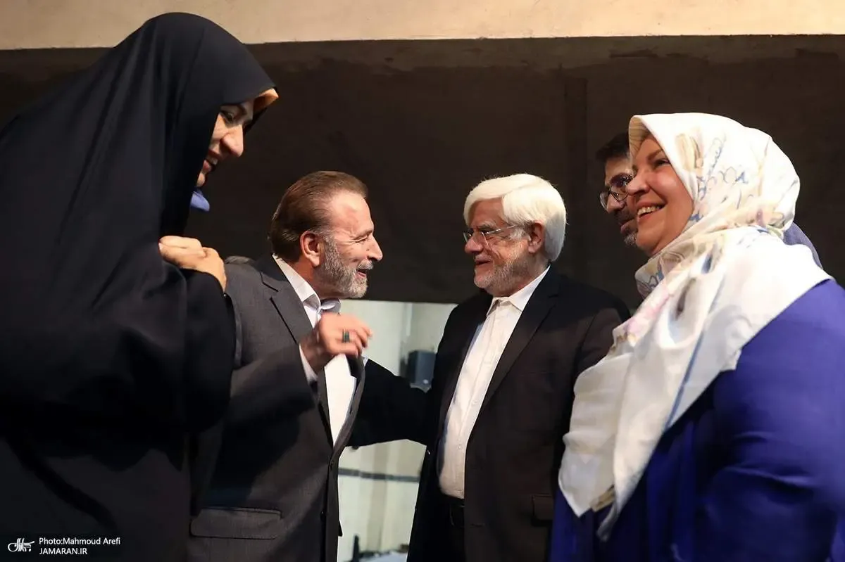 عارف و واعظی در حسینه جماران بهمراه همسرانشان/ عکس