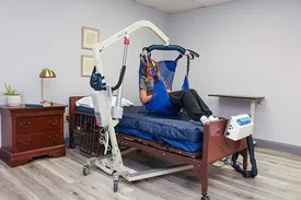 5 دلیل برای اینکه استفاده از بالابر بیمار باعث کاهش هزینه‌های درمانی می‌شود