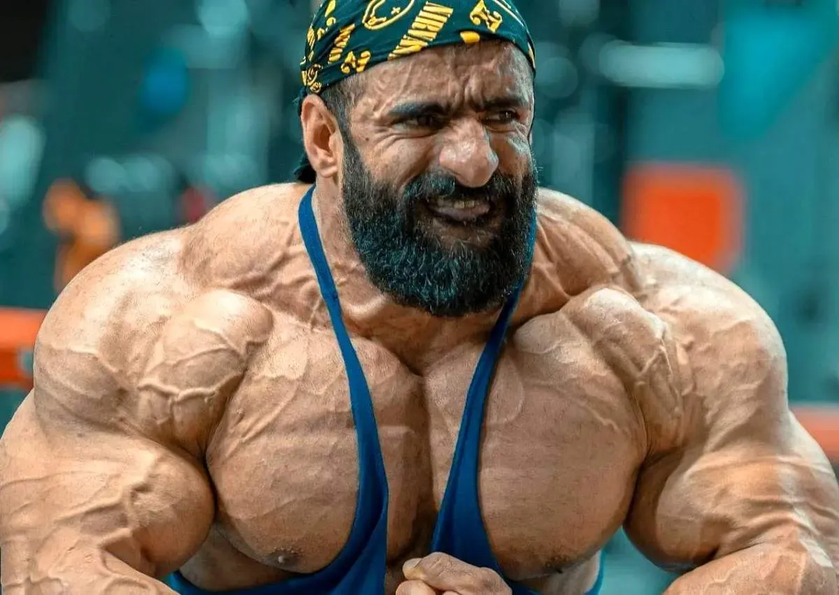 ببینید | هادی چوپان در حال عوض کردن پوشک بچه