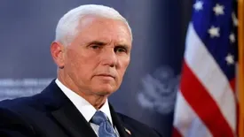 ببینید | استقبال از معاون ترامپ با پرتاب بادکنک پر از آب!