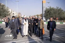 شریعتمداری در راهپیمایی