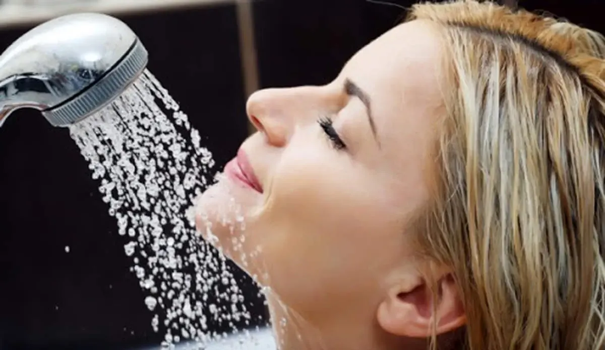 معجزه دوش شبانه/ ۶ فایده شگفت‌انگیز که خوابتان را متحول می‌کند