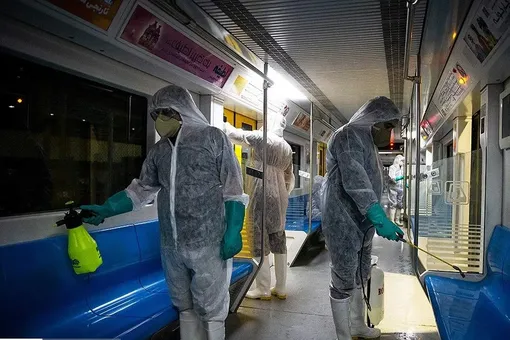 ضدعفونی واگن های«مترو» و «بی آر تی»/عکس:زهیر صیدانلو