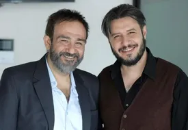 مهران غفوریان و جواد عزتی در پشت صحنه زخم کاری/ عکس