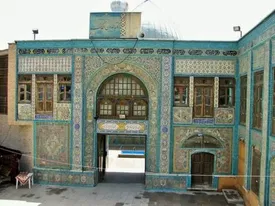 کشف حجاب گردشگران در تکیه معاونالملک و عزل مسئول مربوطه