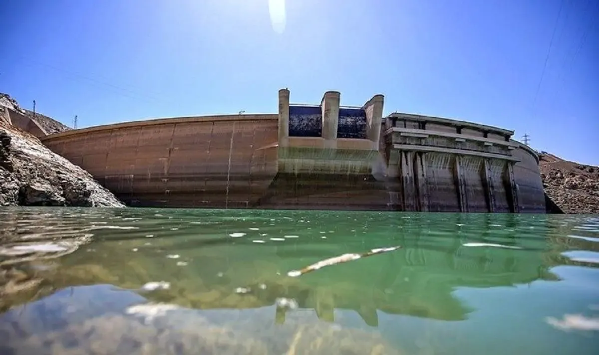 ببینید/ تصاویر زمستانی از یخ‌زدگی دریاچه سد زاینده‌رود