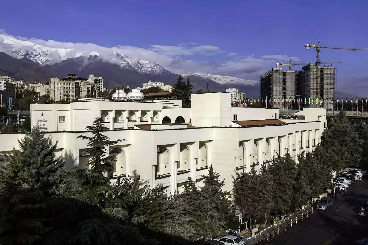 هتل اوین پارسیان: از طراحی بی‌نظیر تا خدمات استثنایی