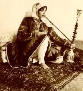 عکس جالب از قلیان کشیدن زنان ایرانی در دوران قاجار