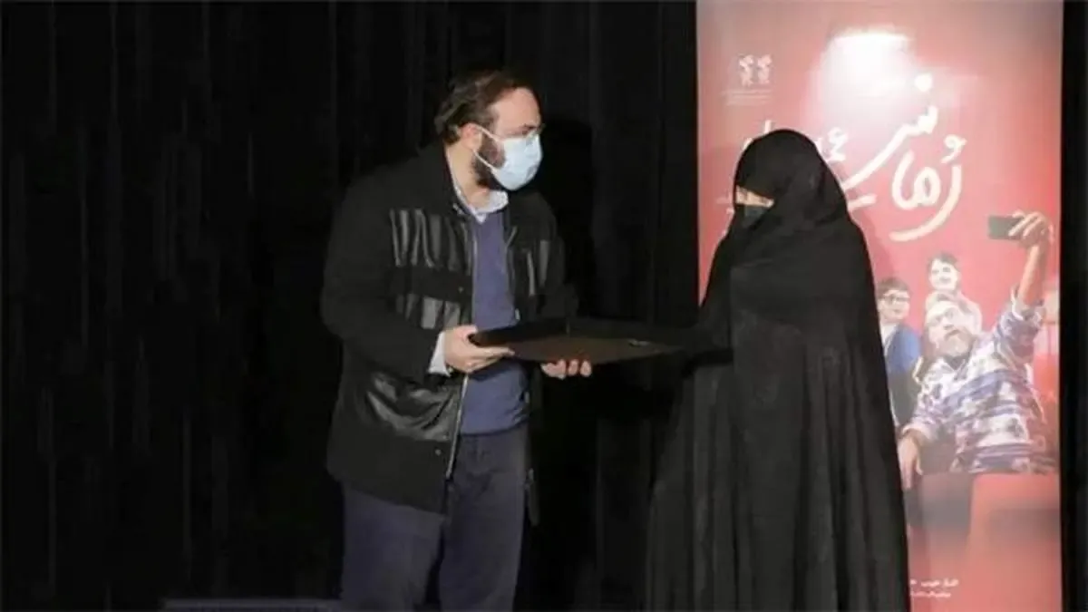 کاوه صباغ‌زاده: «علی انصاریان» با همان لبخند همیشگی‌اش در این سالن نشسته است / مادر علی انصاریان: این اولین باری است که بدون علی به سینما آمده‌ام...