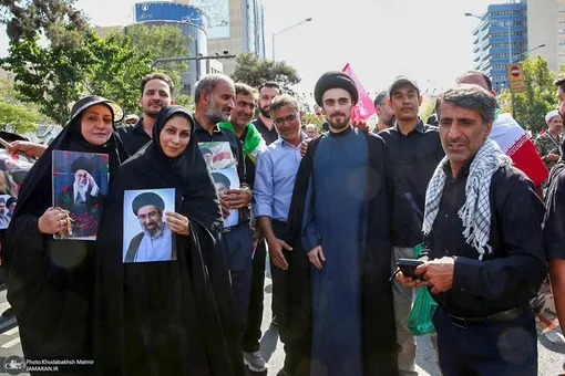 حضور نوادگان سید احمد خمینی(ره) در مراسم تشییع رهبر شهید/ تصاویر