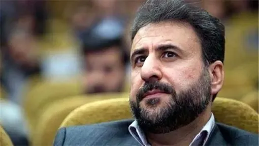 برخی از پشت به دیپلمات های در حال مذاکره سنگ پرتاب می کنند