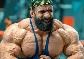 ببینید | هادی چوپان در حال عوض کردن پوشک بچه