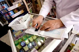 نسخه کاغذی به پیشخوان داروخانهها برمیگردد