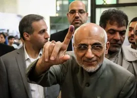 چرا خاتمی و میرسلیم نمی‌توانند برای مجلس ثبت‌نام کنند؟