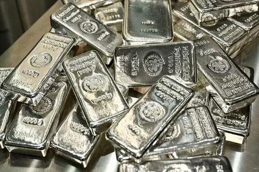 قیمت نقره  ۹۹۹  امروز سه‌شنبه ۲۱ بهمن ۱۴۰۴/ جدول