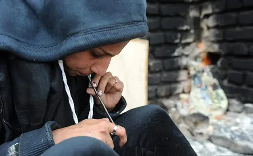 سازمان بهزیستی کشور خبر داد که 80 درصد تماس‌گیرندگان با خط ملی اعتیاد، زنان هستند / گل و شیشه در صدر