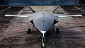 پهپاد آمریکایی که شانه به شانه جنگنده پرواز می‌کند+ عکس