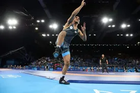 ساعت کشتی‌ عموزاد و آذرپیرا امروز دوشنبه ۲۴ شهریور در مسابقات جهانی کشتی آزاد