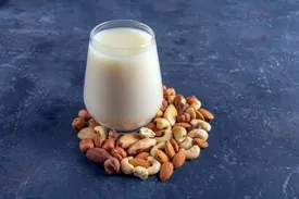 خواص شگفتانگیز شیر بادام برای بدن، پوست و مو