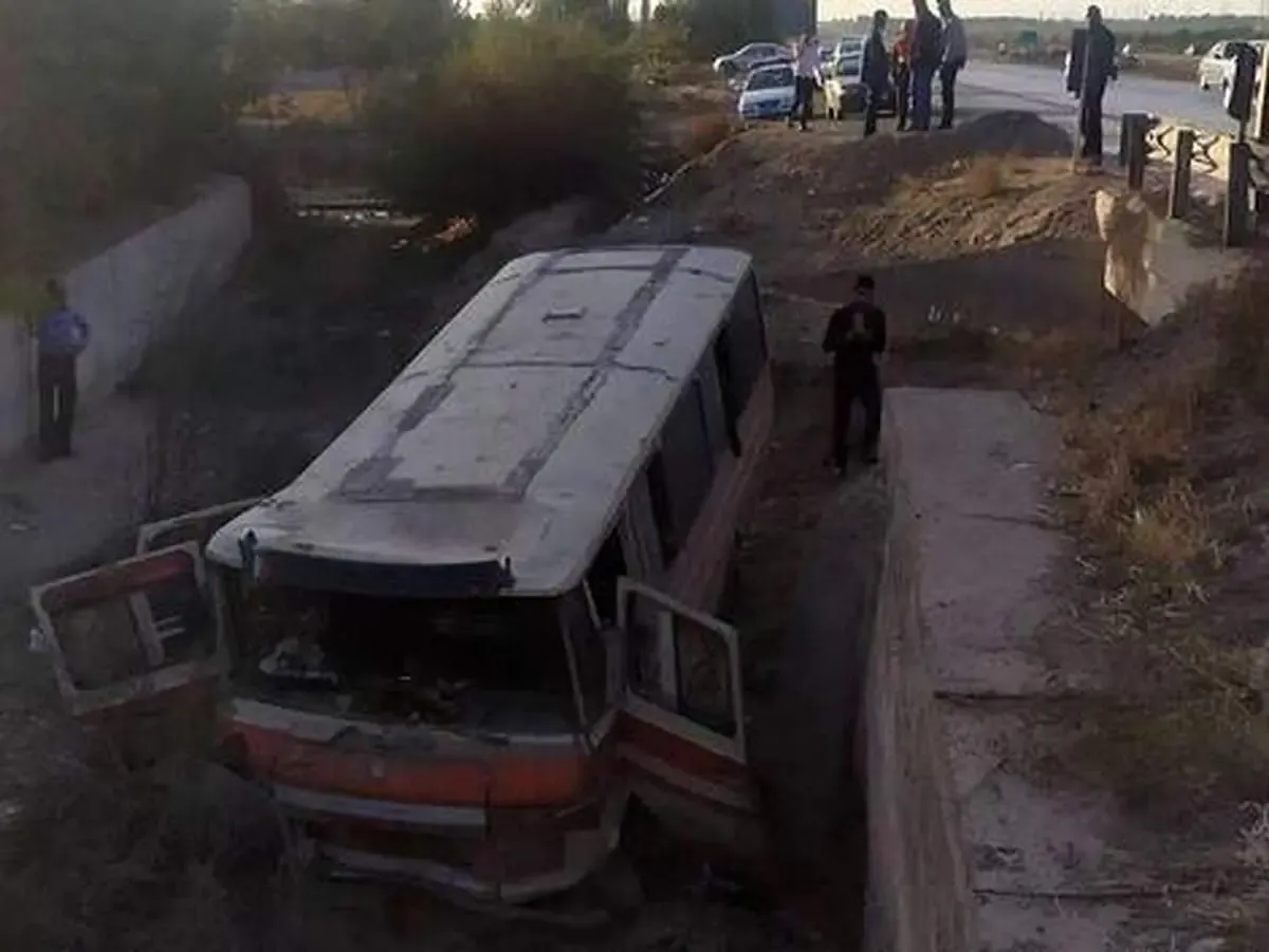 انحراف مینی بوس در نیشابور/ یک فوتی و ۲۳ مصدوم