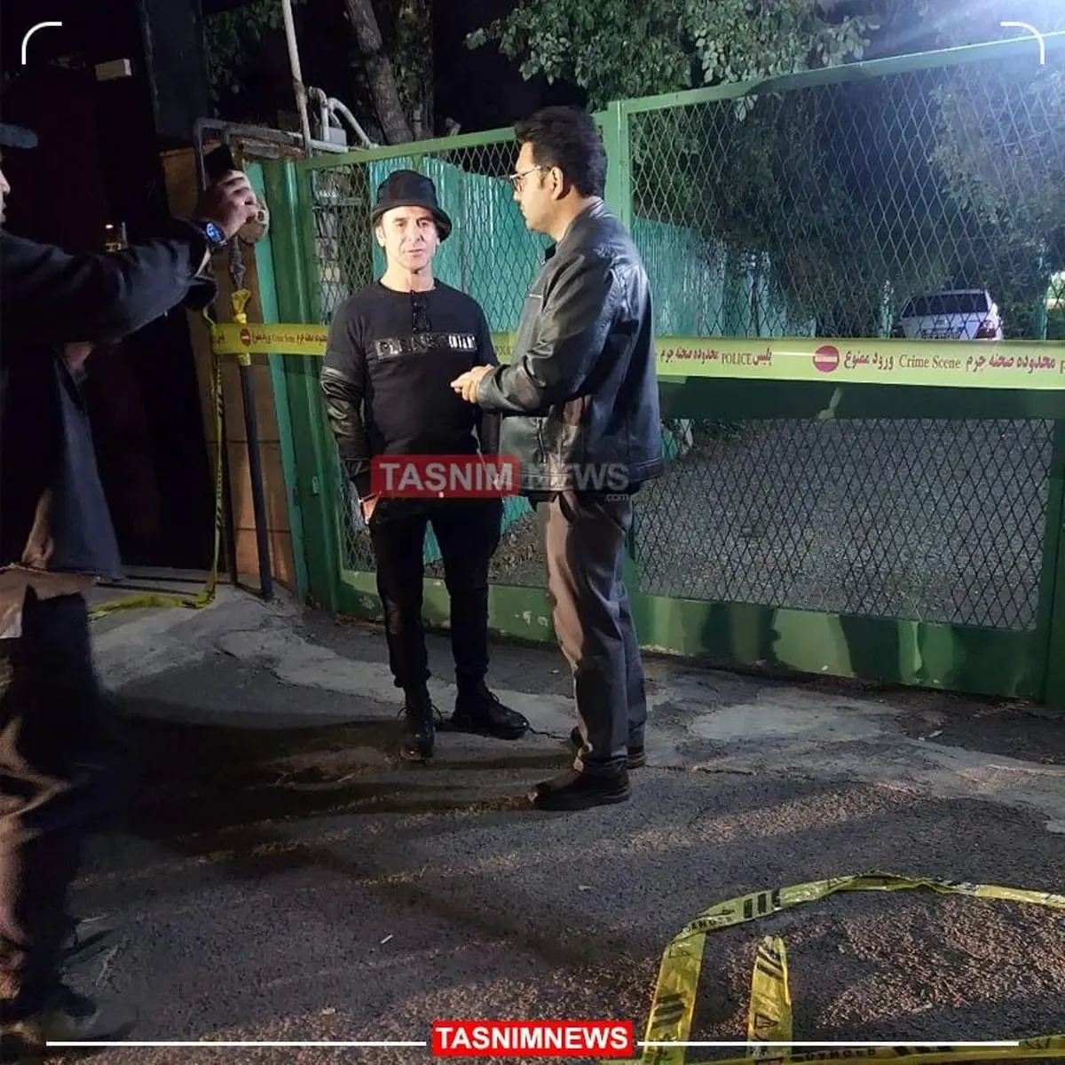 تصویری از حضور شبانه امین حیایی با استایل خاص مقابل ویلای مرحوم داریوش مهرجویی