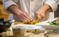 چه زمانی برای مسمومیت باید به پزشک مراجعه کرد؟