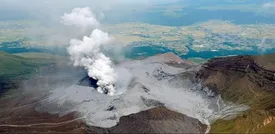 ماجرای دود عجیب بر فراز قله دماوند/ آتش‌فشان در حال فوران است؟