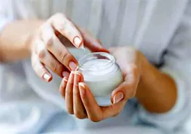 آیا کرم ضد آفتاب وضو و غسل را باطل می‌کند؟ / پاسخ مراجع تقلید