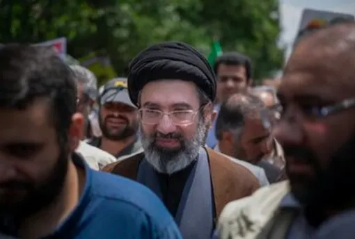 ساده زیستی آیت الله مجتبی خامنه‌ای را ببینید