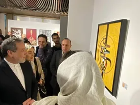 عکس غافلگیرکننده از عراقچی و همسر جوانش در یک نمایشگاه/ عکس