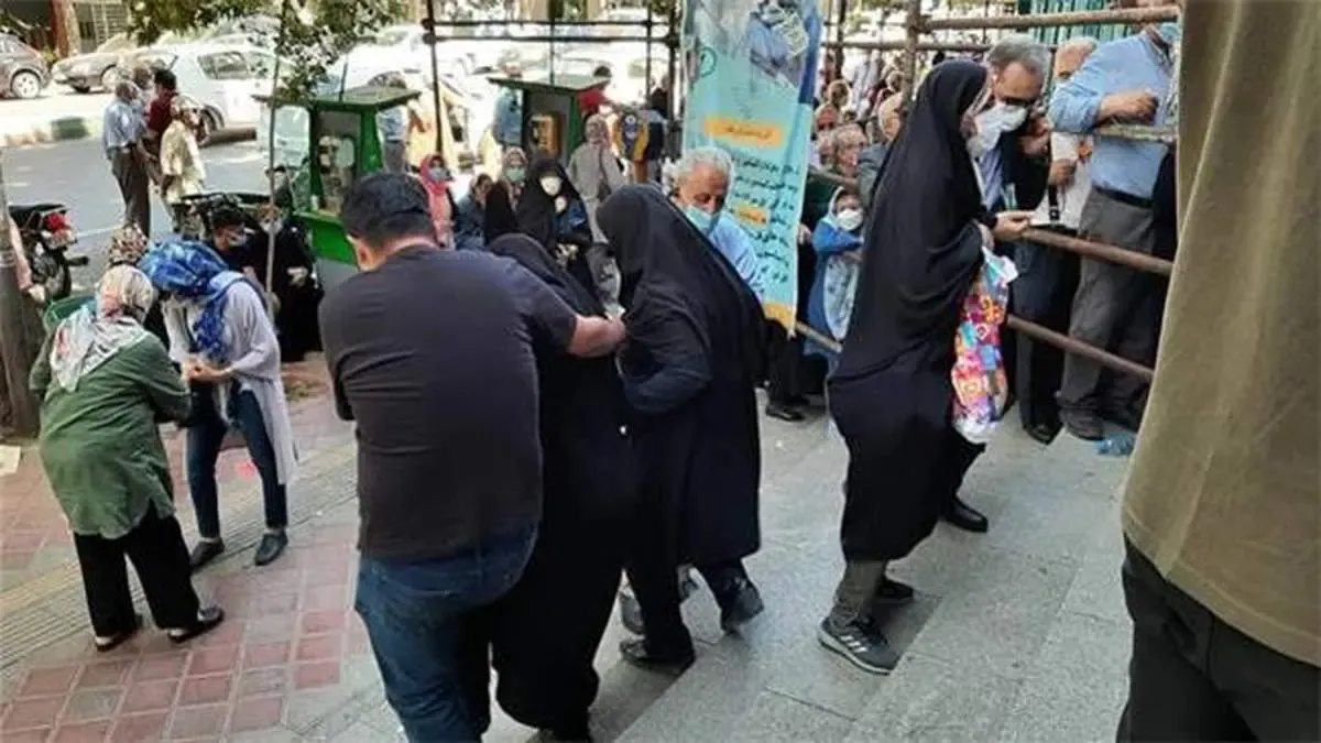 حضور سالمندان در صف‌های شلوغ و طولانی برای نوبت گرفتن تزریق واکسن!/ وزارت بهداشت به ما بی حرمتی کرد/ احساس تحقیرشدن دارم