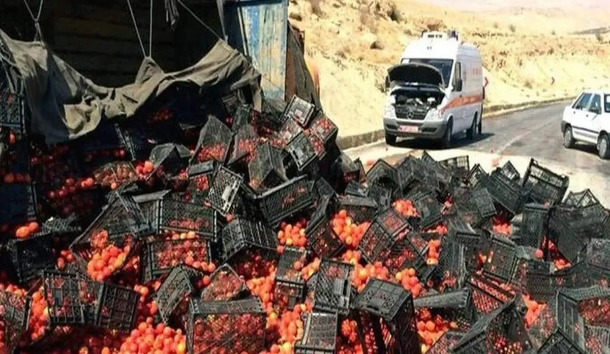واژگونی کامیون گوجه در آزادراه اصفهان – نطنز
