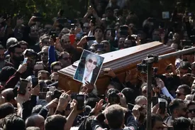 گریههای همسر استاد گُلپا با خوانندگی سوزناک خواجهامیری/ فیلم