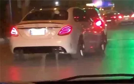 کتککاری عجیب راننده دو خودروی بنز در خیابانهای اهواز