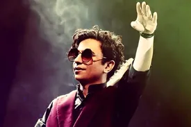 ببینید | حال بد محسن ابراهیم‌زاده در کنسرت ارومیه، دردسر ساز شد