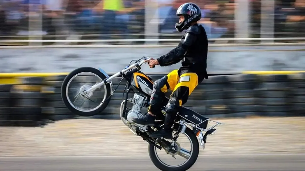 ببینید | لحظه دلخراش سقوط و آتش گرفتن موتورسوار آکروبات‌باز در جهرم فارس