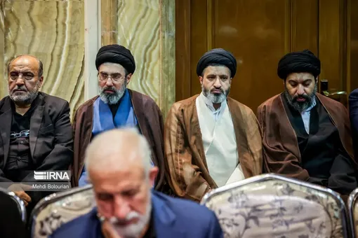 سیدمجتبی خامنه‌ای در ۱۲ سالگی در کنار پدر شهیدش/ عکس