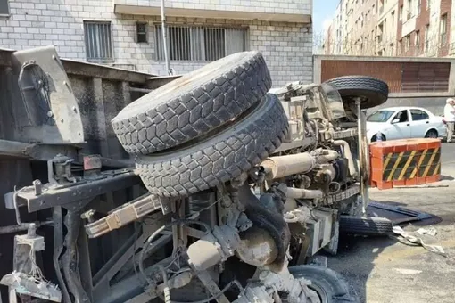 تصادف شدید پژو پارس و تریلی