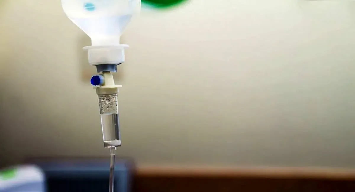 فاجعه مرگ ۷۰ بیمار دیالیزی با تزریق سرم آلوده / شرکت سازنده مجددا دارو تولید می کند!