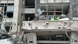 قلیان کشیدن یک لبنانی در بالکن خانه موشک‌خورده‌اش