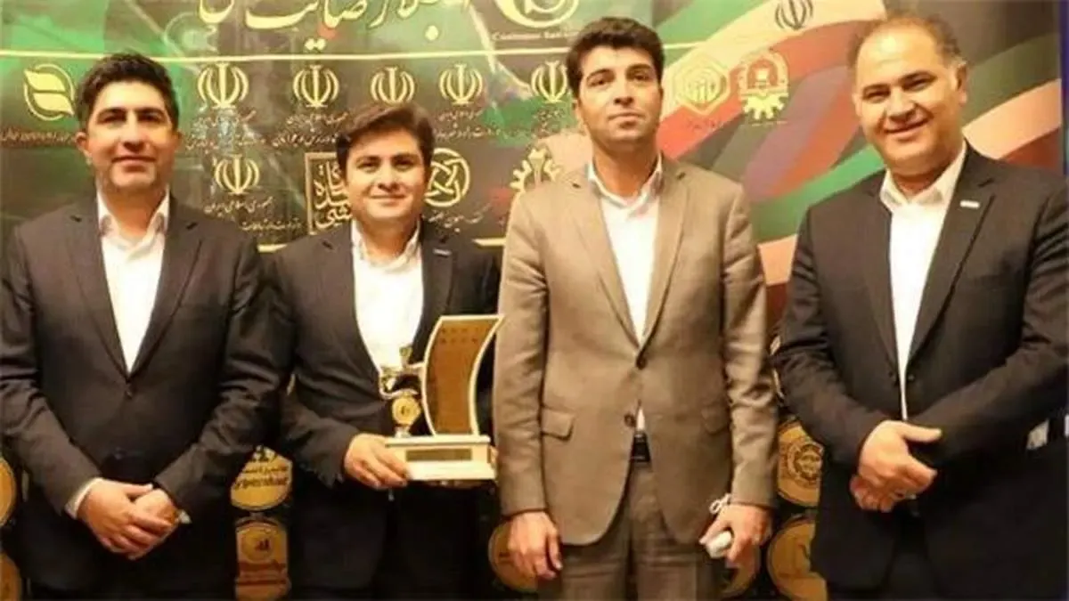 اهداء تندیس زرین اجلاس رضایتمندی مشتری به شرکت بیمه دی