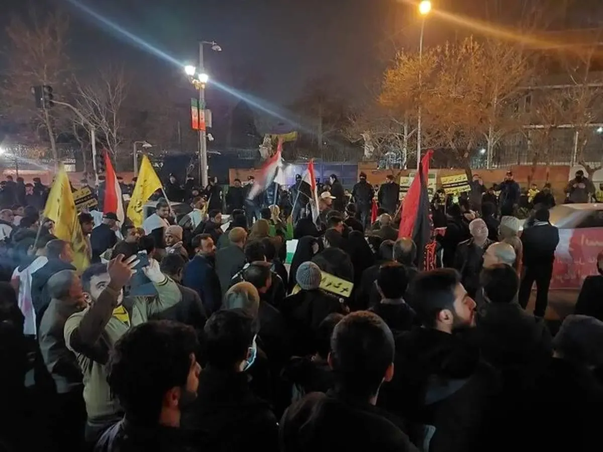 تجمع مقابل سفارت انگلیس